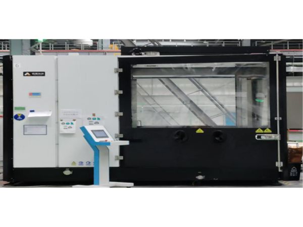 Vibration cleaning station for engine components with enclosed chamber and touchscreen control system